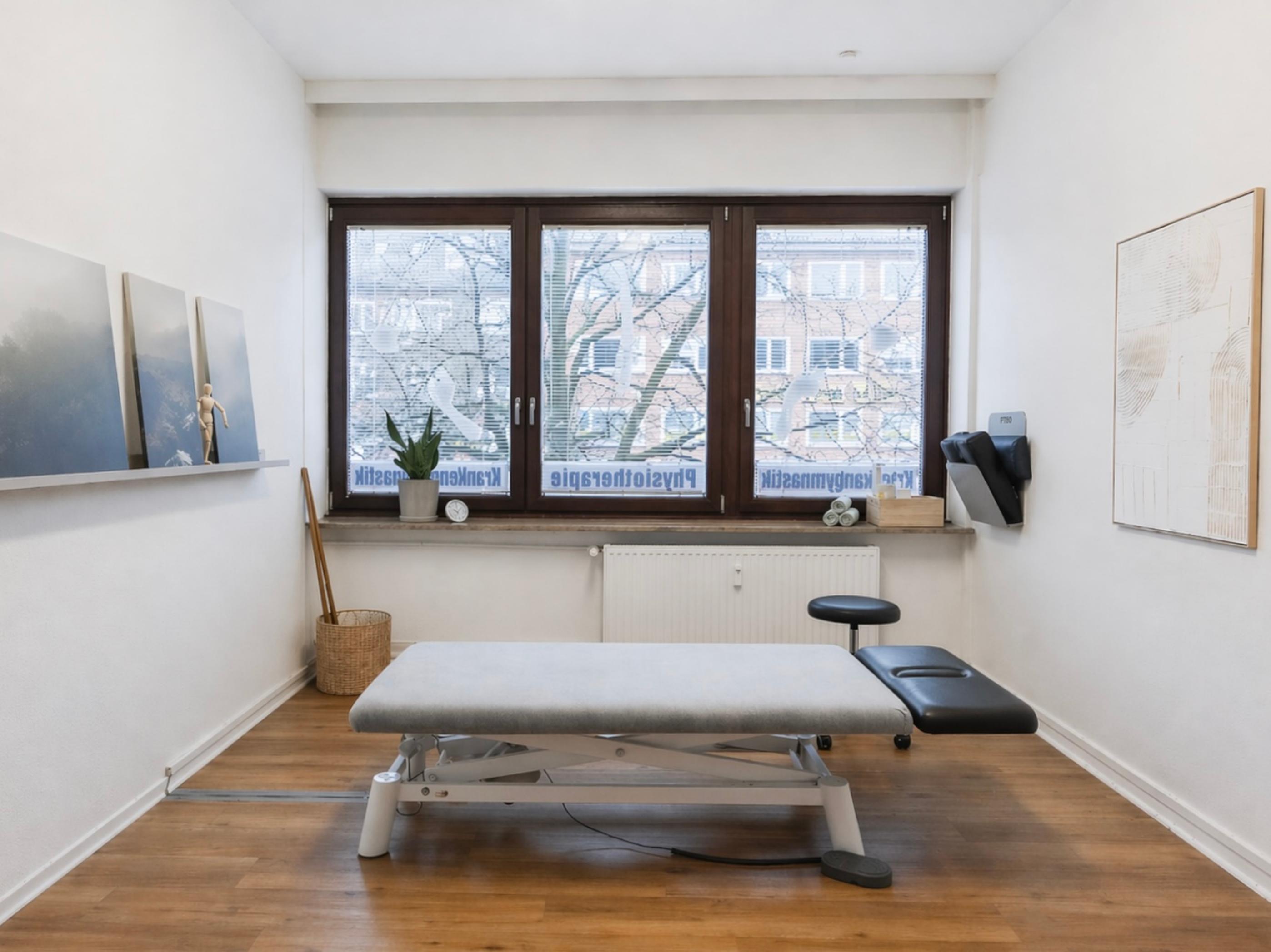 Behandlungsraum mit Therapieliege in der Praxis Eifler & Voigt