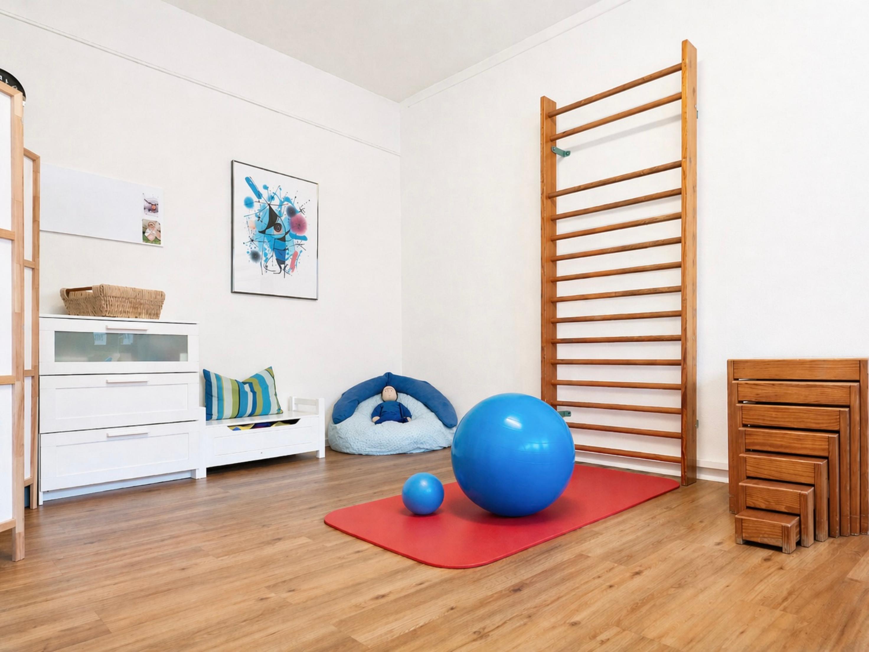 Heller Behandlungsraum für manuelle Therapie und Lymphdrainage